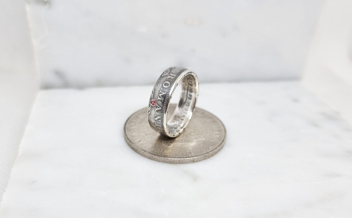 Bague pièce de monnaie 500 Lei Roumanie en argent serti d'un rubis (coin ring)