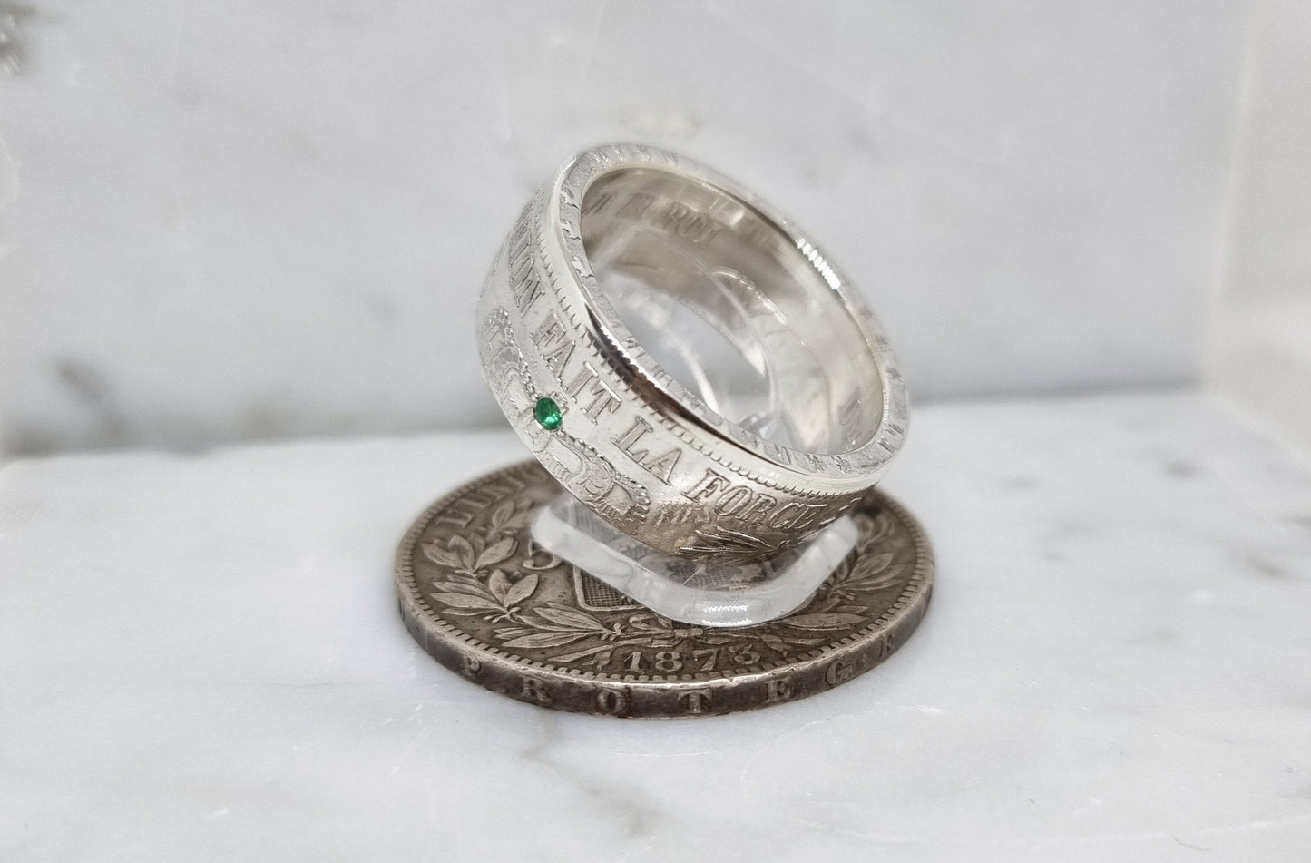 Bague pièce de monnaie 5 Francs de Belgique en argent serti d'une émeraude (coin ring)