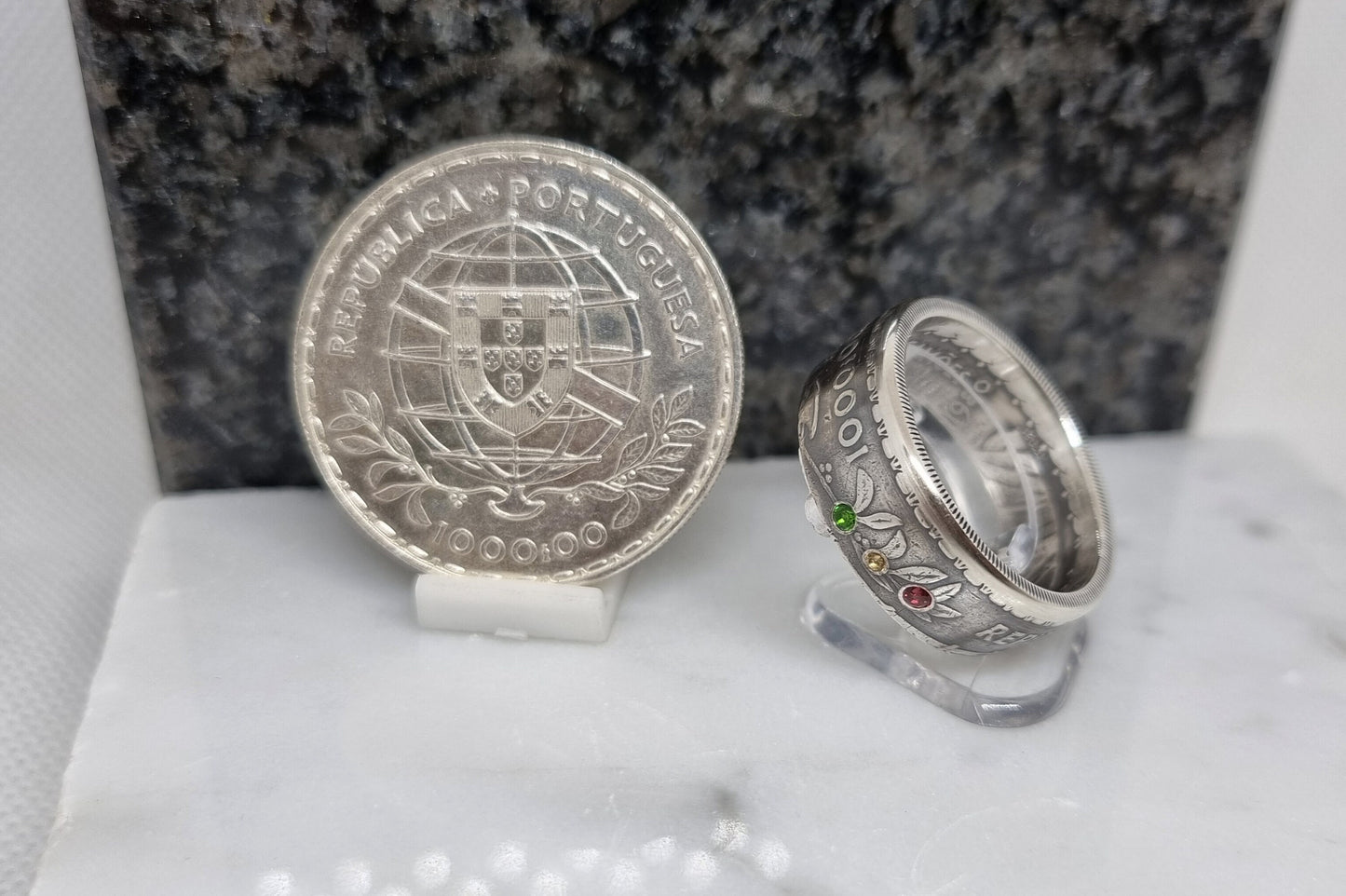 Bague pièce de monnaie 1000 Escudos " Louis de Camoes" du Portugal en argent serti d'une tsavorite, d'une citrine et d'un rubis (coin ring)