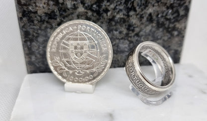 Bague pièce de monnaie 1000 Escudos " Louis de Camoes" du Portugal en argent serti d'une tsavorite, d'une citrine et d'un rubis (coin ring)