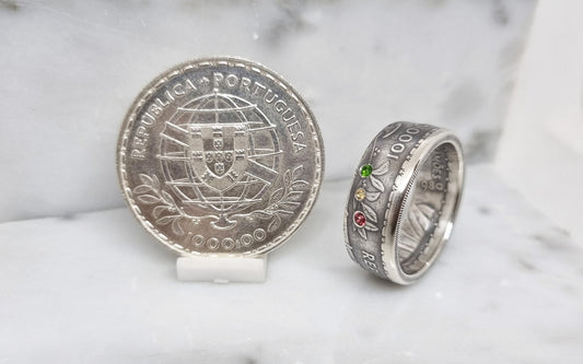 Bague pièce de monnaie 1000 Escudos " Louis de Camoes" du Portugal en argent serti d'une tsavorite, d'une citrine et d'un rubis (coin ring)