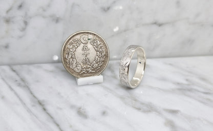 Bague pièce de monnaie 50 sen du japon en argent style alliance serti d'un saphir et d'un diamant avec gravure (coin ring)