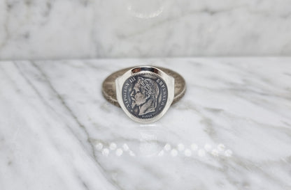 Bague chevalière pièce de monnaie 50 Centimes Napoléon III tête laurée cintrée en argent