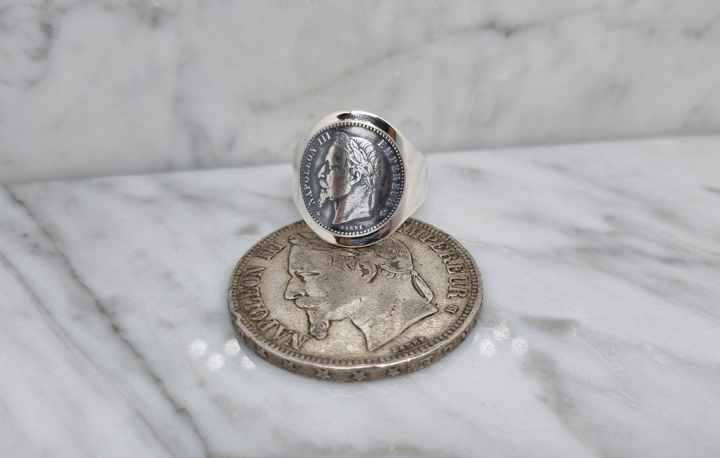 Bague chevalière pièce de monnaie 50 Centimes Napoléon III tête laurée cintrée en argent