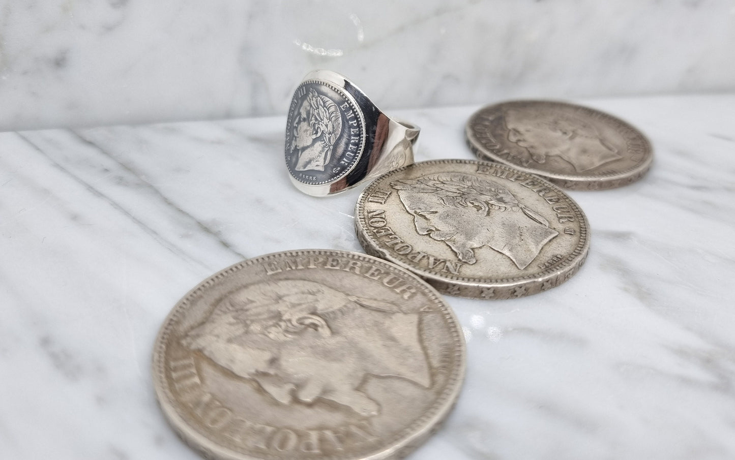 Bague chevalière pièce de monnaie 50 Centimes Napoléon III tête laurée cintrée en argent