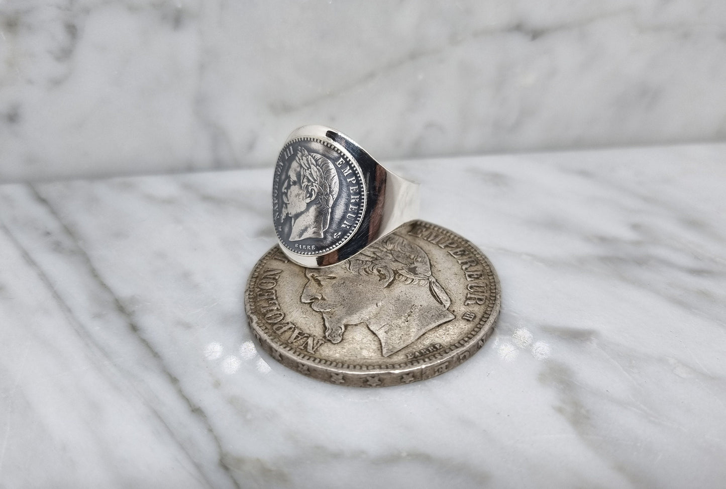 Bague chevalière pièce de monnaie 50 Centimes Napoléon III tête laurée cintrée en argent