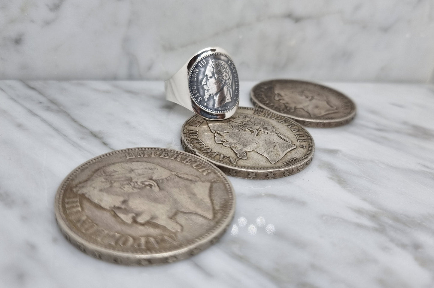 Bague chevalière pièce de monnaie 50 Centimes Napoléon III tête laurée cintrée en argent