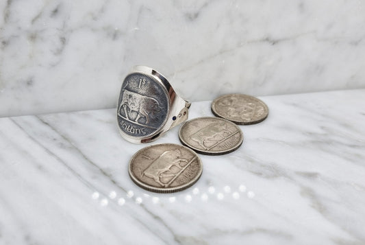 Bague chevalière pièce de monnaie de 1 shilling d'Irlande cintrée en argent serti d'un saphir, d'un diamant et d'un rubis avec gravure.