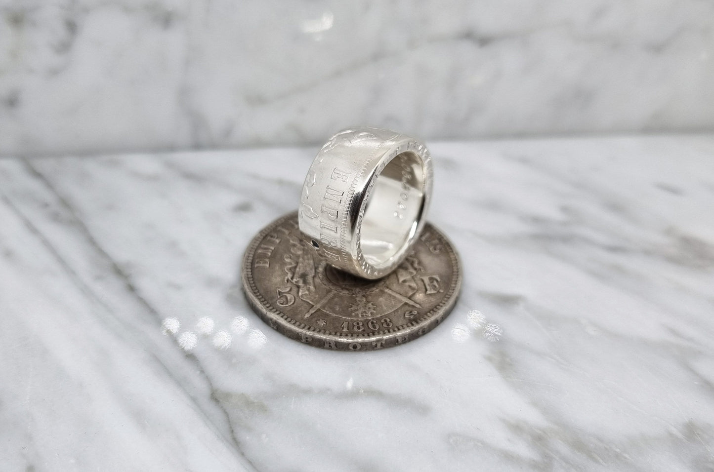 Bague pièce de monnaie 5 Francs Napoléon III en argent style alliance serti d'un saphir, d'un diamant et d'un rubis avec gravure (coin ring)