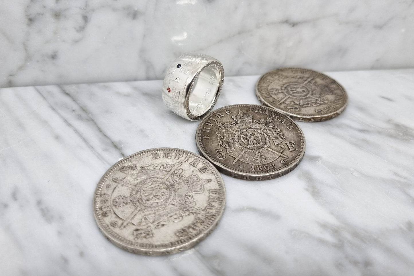 Bague pièce de monnaie 5 Francs Napoléon III en argent style alliance serti d'un saphir, d'un diamant et d'un rubis avec gravure (coin ring)