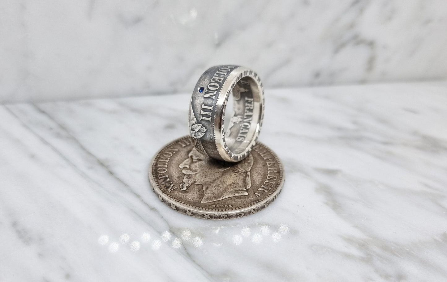 Bague pièce de monnaie 5 Francs Napoléon III visible en argent serti d'un saphir (coin ring)