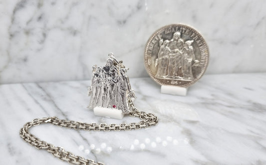 Pendentif pièce de monnaie 10 Francs "Hercule" en argent découpée a la main serti d'un rubis.