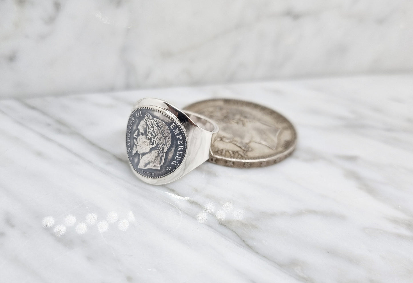 Bague chevalière pièce de monnaie 50 Centimes Napoléon III tête laurée cintrée en argent