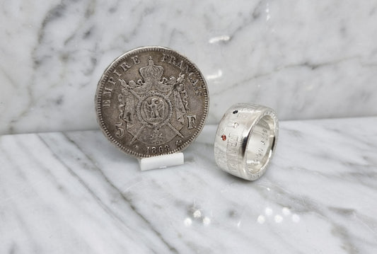 Bague pièce de monnaie 5 Francs Napoléon III en argent style alliance serti d'un saphir, d'un diamant et d'un rubis avec gravure (coin ring)