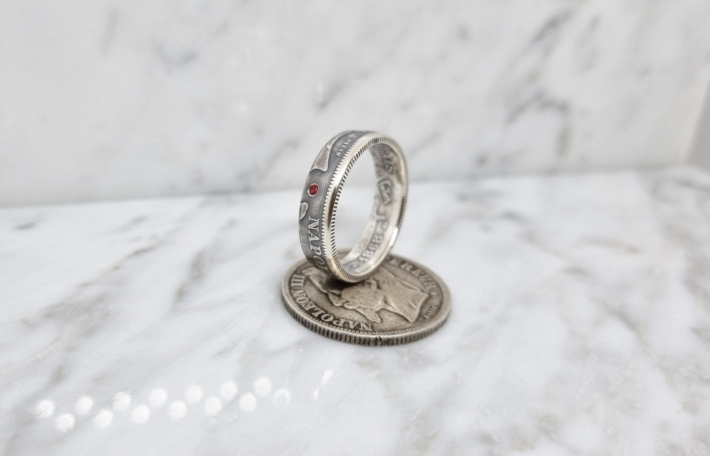 Bague pièce de monnaie 2 Francs Napoléon III visible en argent serti d'un rubis (coin ring)