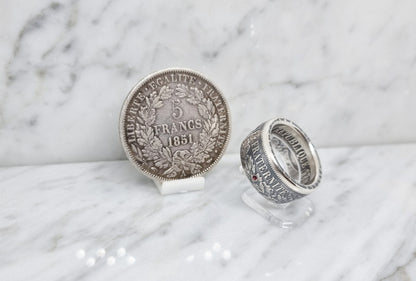 Bague pièce de monnaie 5 Francs Cérès en argent serti d'un saphir, d'un dimant et d'un rubis (coin ring)