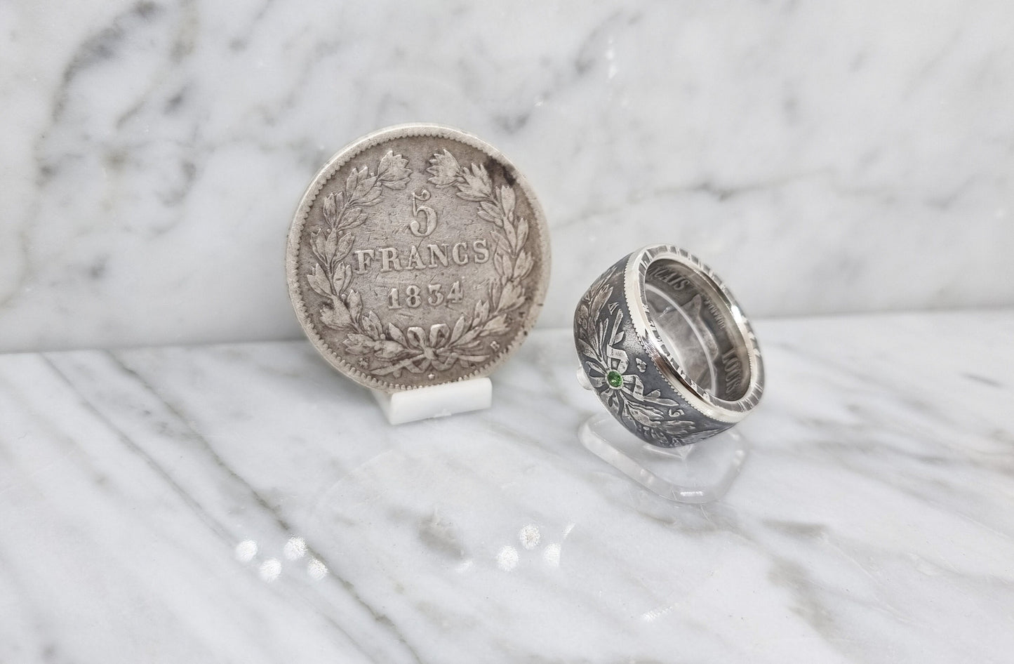 Bague pièce de monnaie 5 francs Louis Philippe en argent serti d'une émeraude (coin ring)