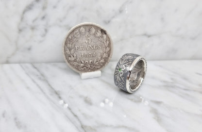 Bague pièce de monnaie 5 francs Louis Philippe en argent serti d'une émeraude (coin ring)