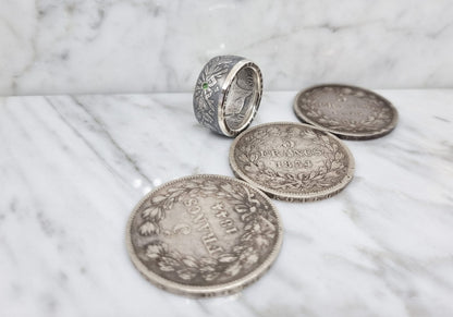 Bague pièce de monnaie 5 francs Louis Philippe en argent serti d'une émeraude (coin ring)