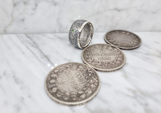 Bague pièce de monnaie 5 francs Louis Philippe en argent serti d'une émeraude (coin ring)