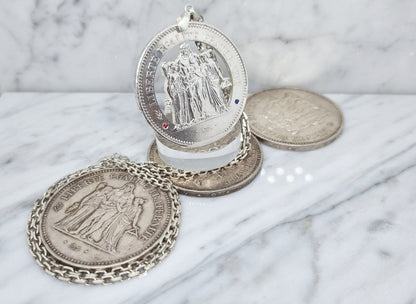 Pendentif pièce de monnaie 50 Francs Hercule en argent découpée à la main serti d'un rubis et d'un saphir