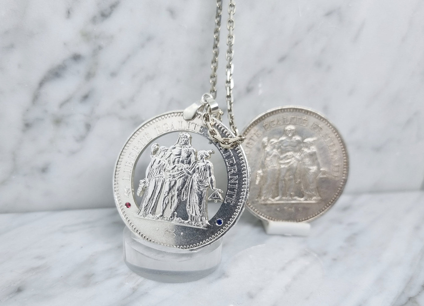 Pendentif pièce de monnaie 50 Francs Hercule en argent découpée à la main serti d'un rubis et d'un saphir