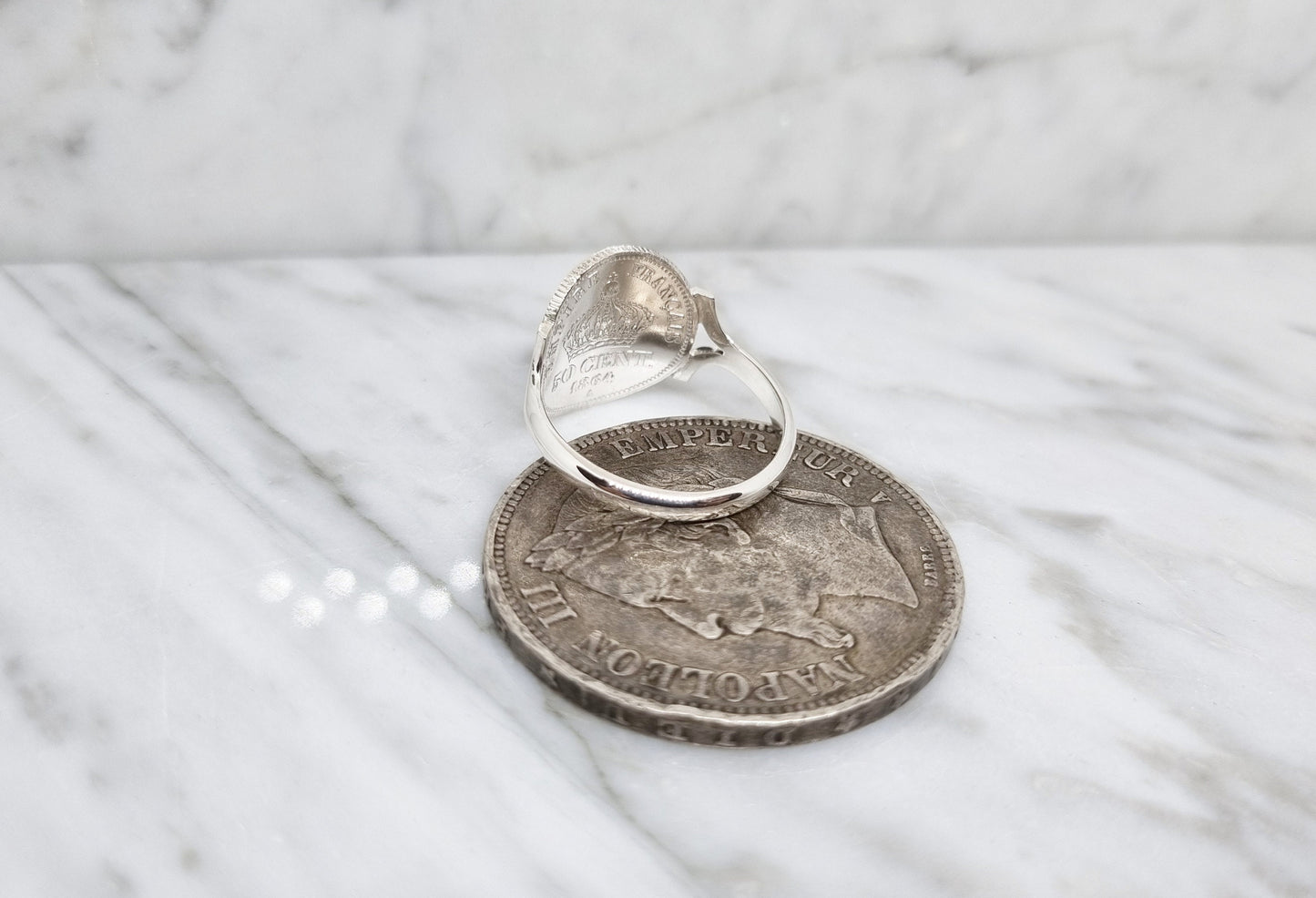 Bague pièce de monnaie 50 Centimes Napoléon III tête laurée cintrée en argent.