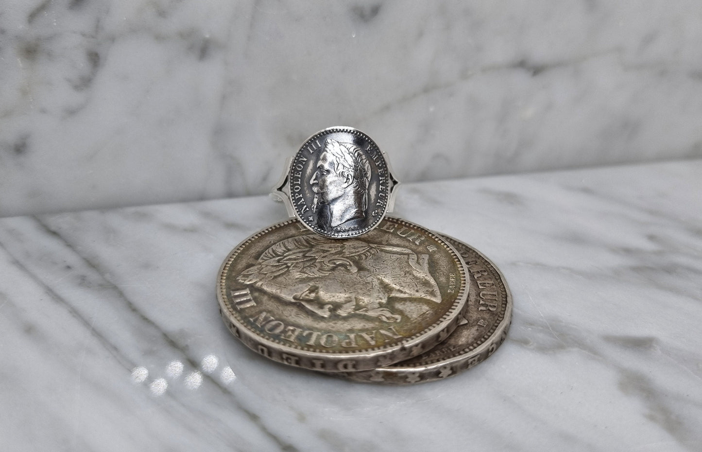 Bague pièce de monnaie 50 Centimes Napoléon III tête laurée cintrée en argent.