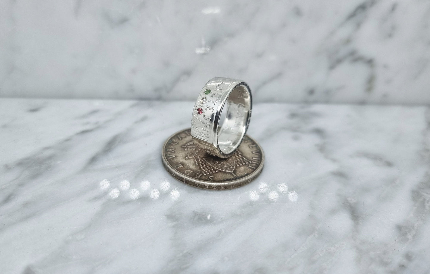 Bague pièce de monnaie 500 Lires du Vatican "Siège vacant" en argent serti d'une tsavorite, d'un diamant et d'un rubis (coin ring)