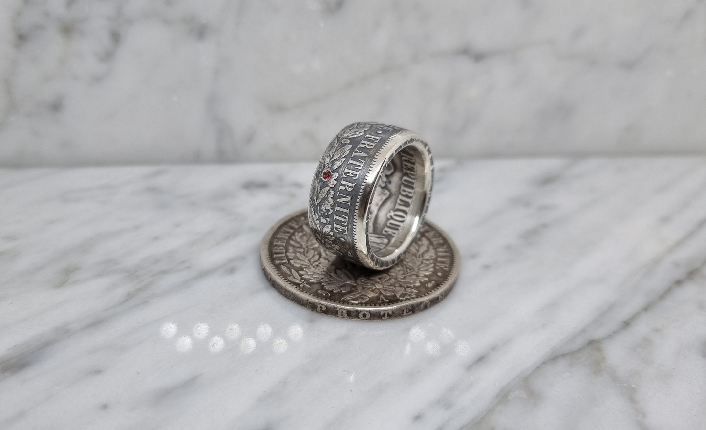 Bague pièce de monnaie 5 Francs Cérès en argent serti d'un saphir, d'un dimant et d'un rubis (coin ring)