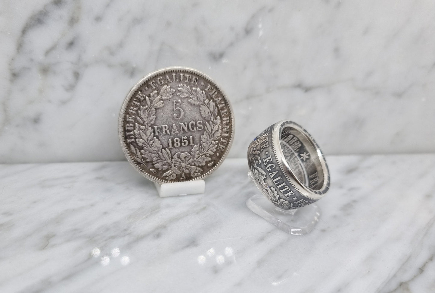 Bague pièce de monnaie 5 Francs Cérès en argent serti d'un saphir, d'un dimant et d'un rubis (coin ring)