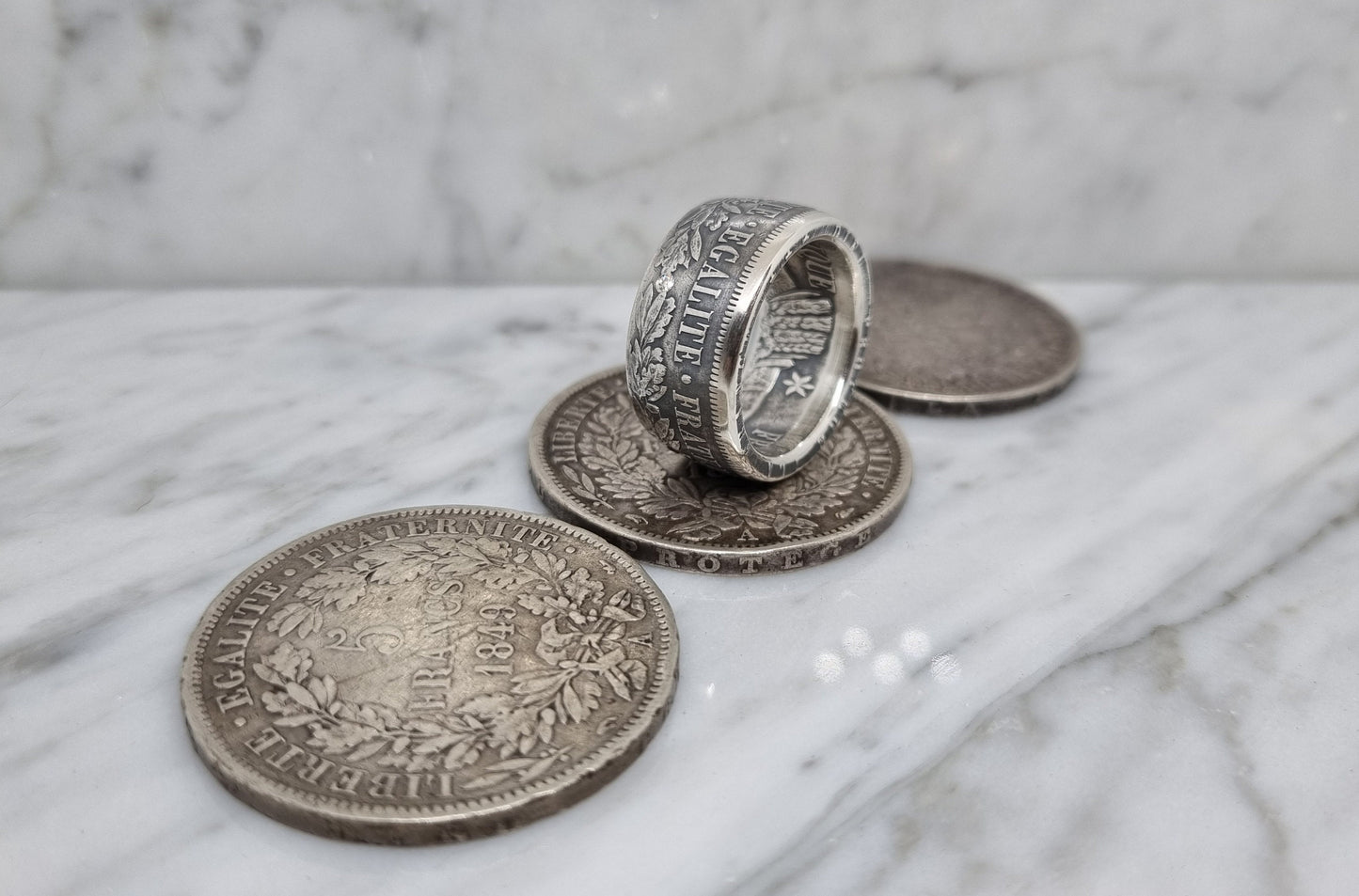 Bague pièce de monnaie 5 Francs Cérès en argent serti d'un saphir, d'un dimant et d'un rubis (coin ring)