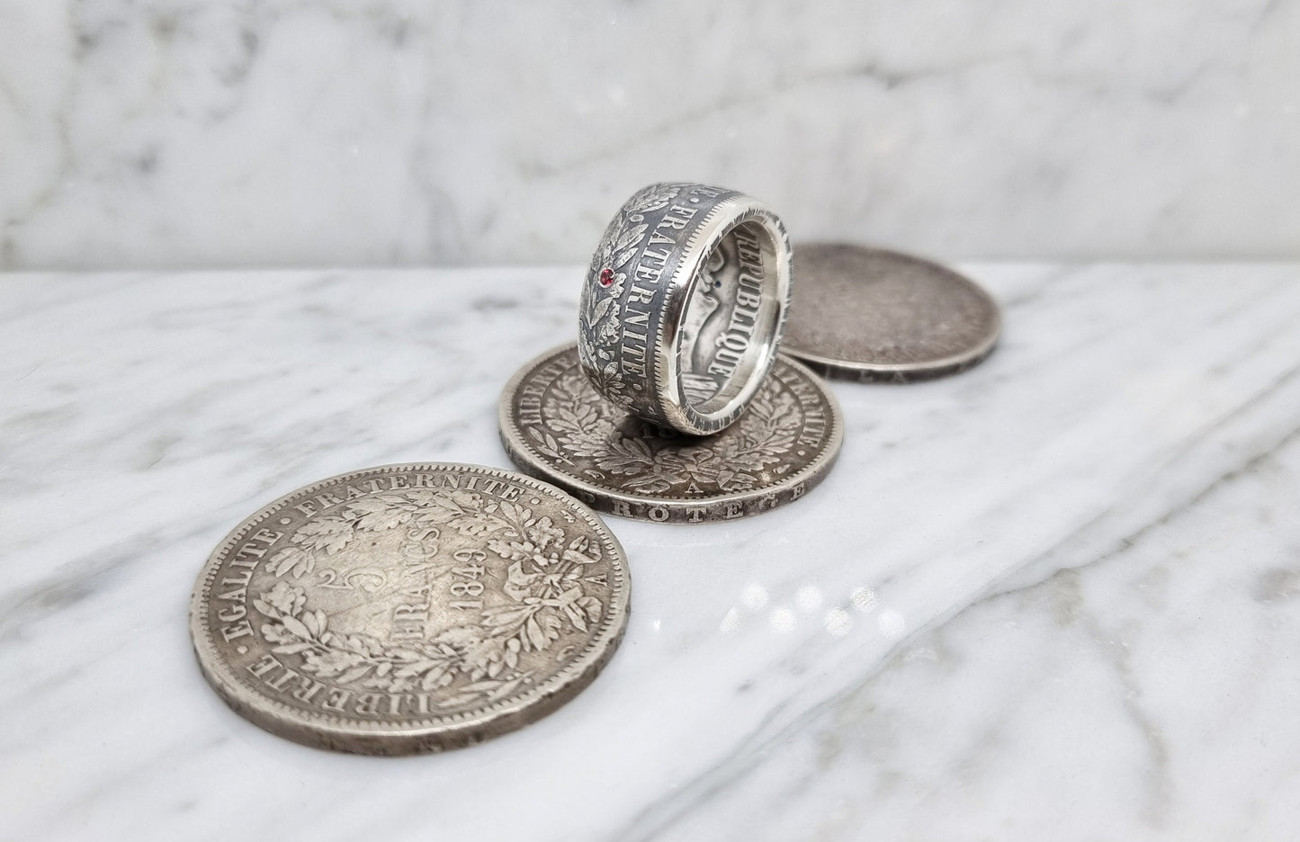 Bague pièce de monnaie 5 Francs Cérès en argent serti d'un saphir, d'un dimant et d'un rubis (coin ring)