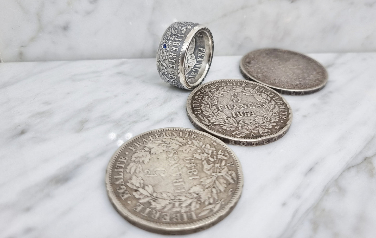 Bague pièce de monnaie 5 Francs Cérès en argent serti d'un saphir, d'un dimant et d'un rubis (coin ring)