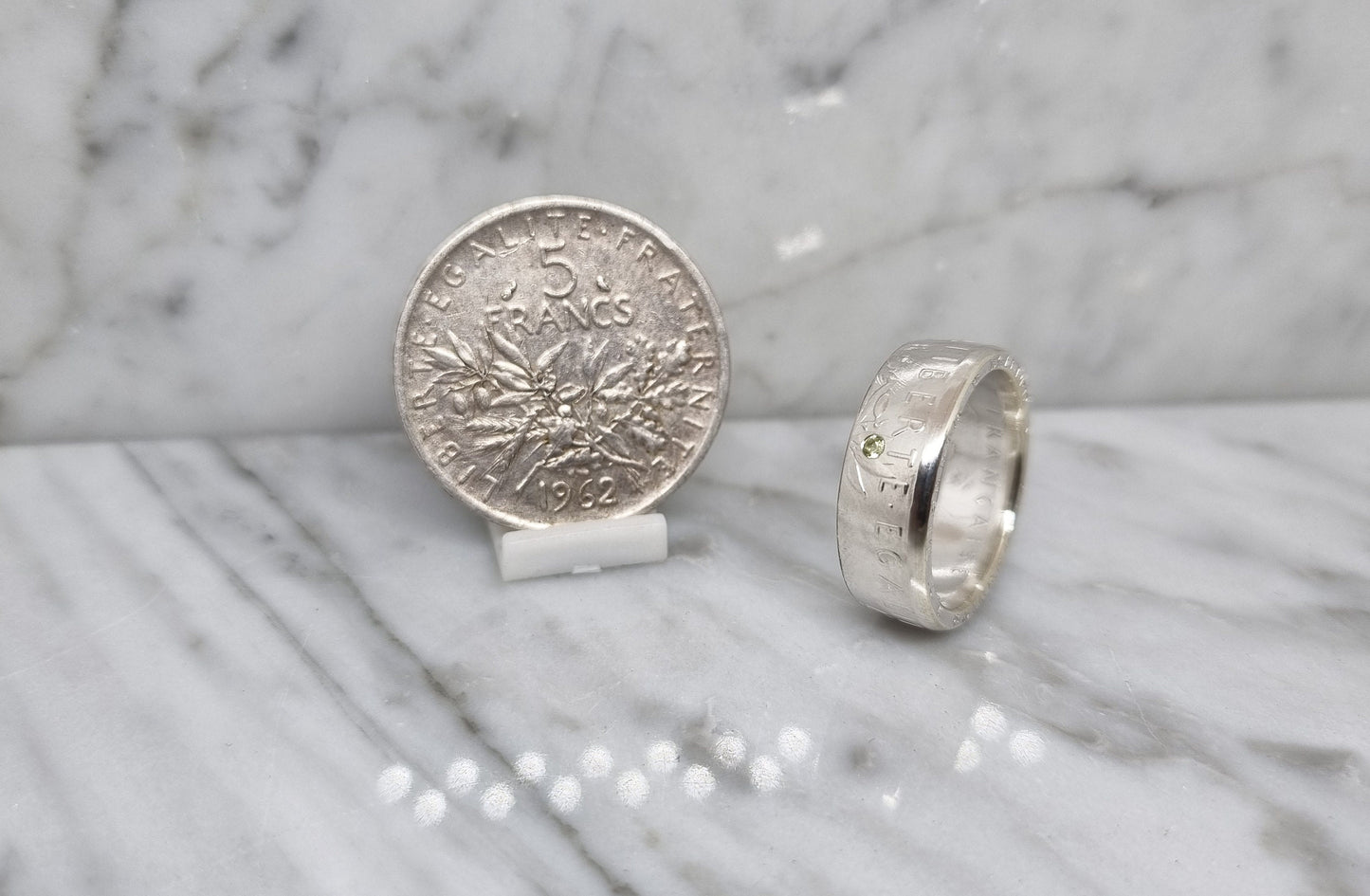 Bague pièce de monnaie 5 Francs Semeuse en argent serti d'un péridot (coin ring)