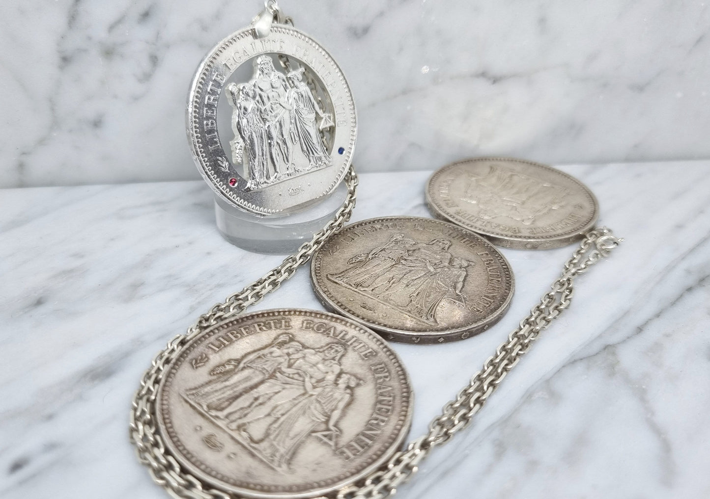 Pendentif pièce de monnaie 50 Francs Hercule en argent découpée à la main serti d'un rubis et d'un saphir