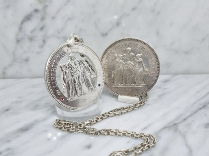 Pendentif pièce de monnaie 50 Francs Hercule en argent découpée à la main serti d'un rubis et d'un saphir