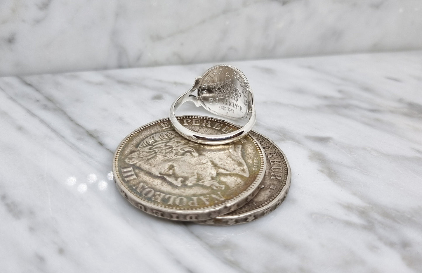 Bague pièce de monnaie 50 Centimes Napoléon III tête laurée cintrée en argent.