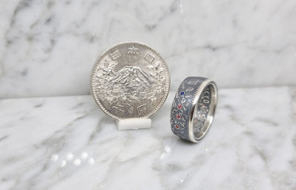 Bague pièce de monnaie 1000 Yen du Japon en argent serti de six rubis et de deux saphirs (coin ring)