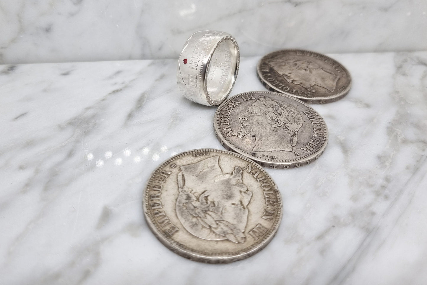 Bague pièce de monnaie 5 Francs Napoléon III visible en argent serti d'un rubis (coin ring)