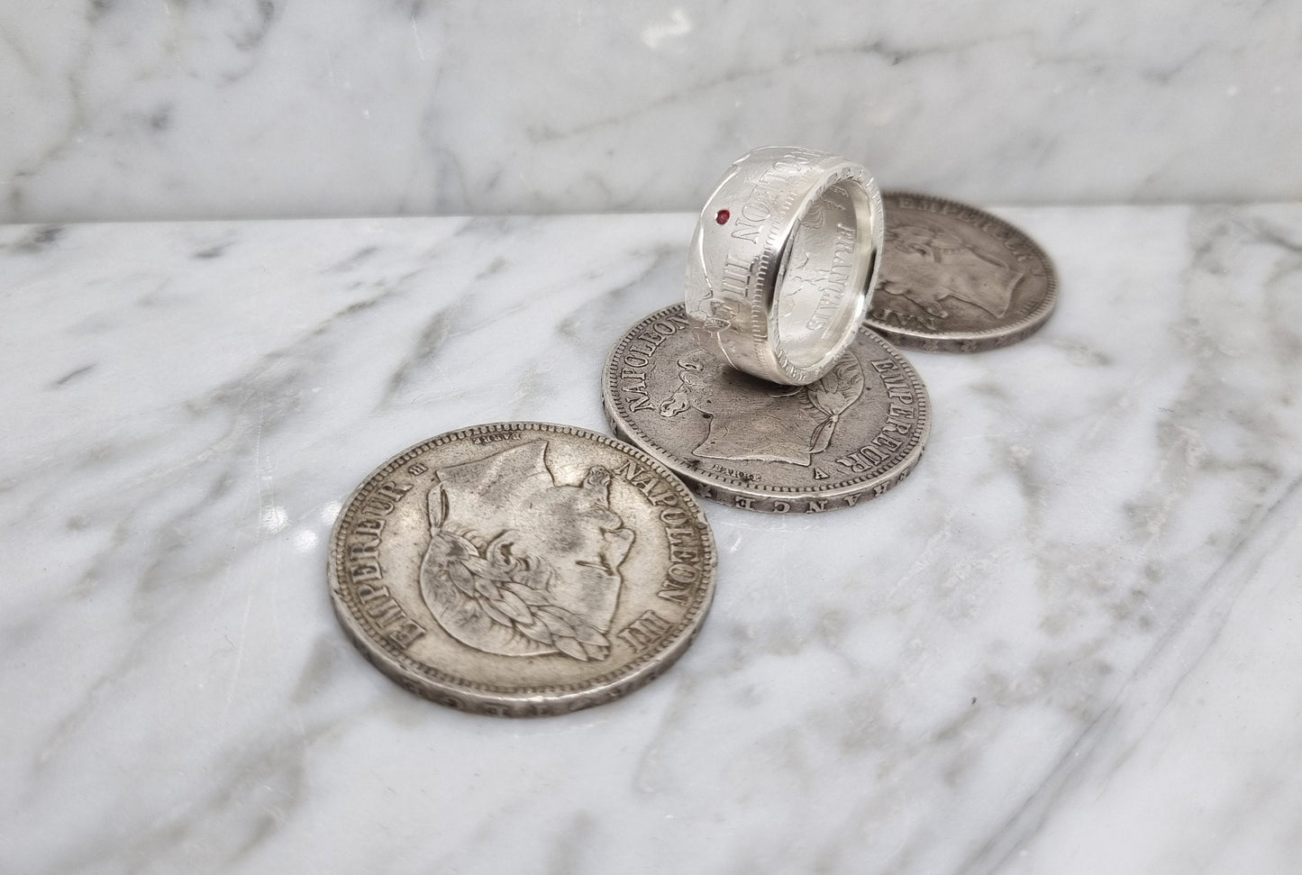 Bague pièce de monnaie 5 Francs Napoléon III visible en argent serti d'un rubis (coin ring)