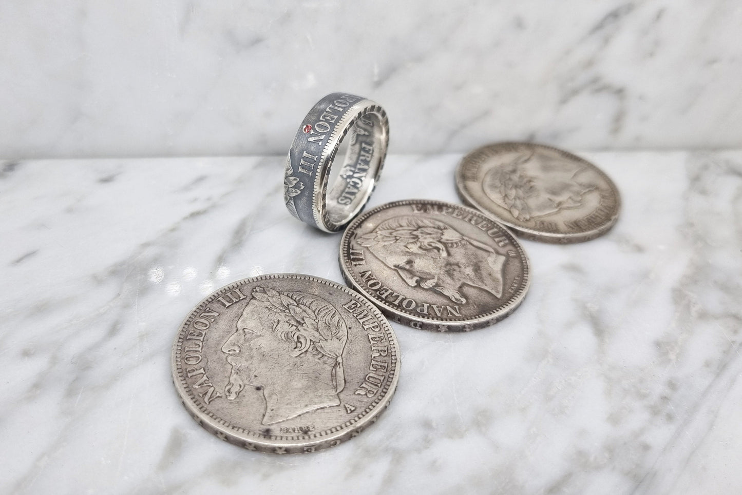 Bague pièce de monnaie 5 Francs Napoléon III visible en argent serti d'un rubis (coin ring)