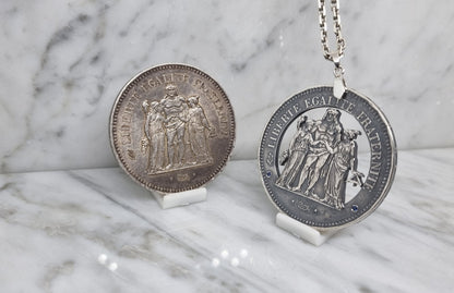 Pendentif pièce de monnaie 50 Francs Hercule en argent découpée a la main serti de deux saphirs