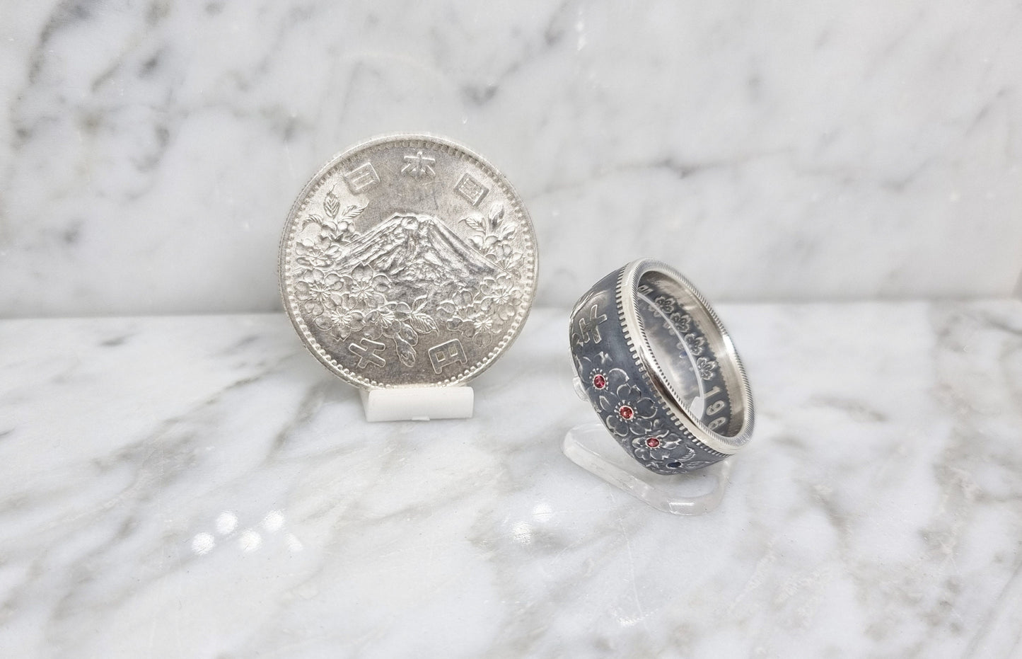 Bague pièce de monnaie 1000 Yen du Japon en argent serti de six rubis et de deux saphirs (coin ring)