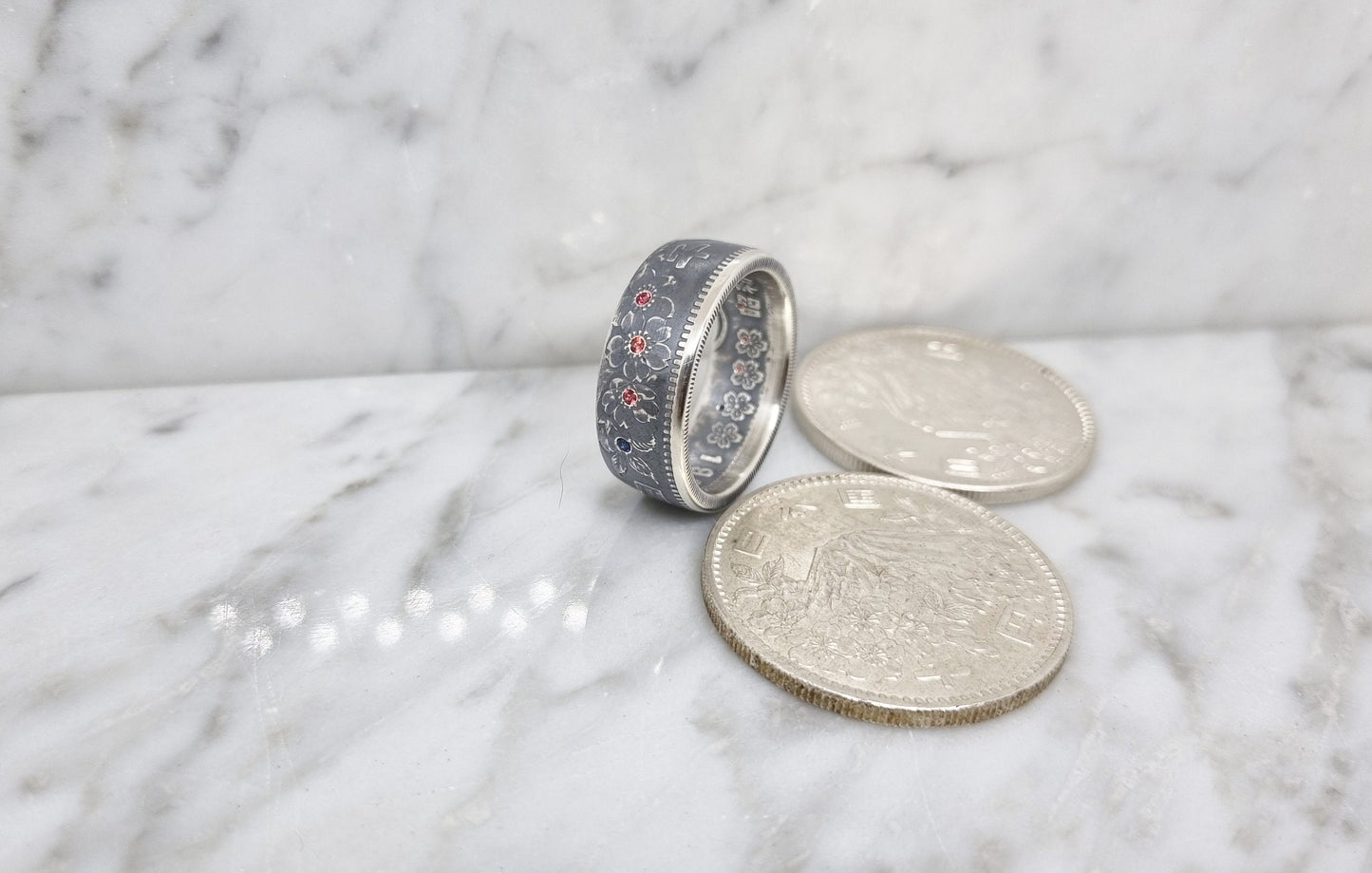 Bague pièce de monnaie 1000 Yen du Japon en argent serti de six rubis et de deux saphirs (coin ring)