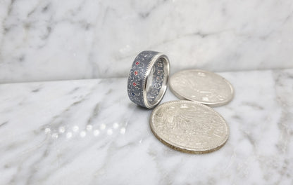 Bague pièce de monnaie 1000 Yen du Japon en argent serti de six rubis et de deux saphirs (coin ring)