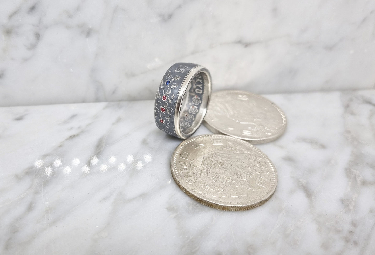 Bague pièce de monnaie 1000 Yen du Japon en argent serti de six rubis et de deux saphirs (coin ring)