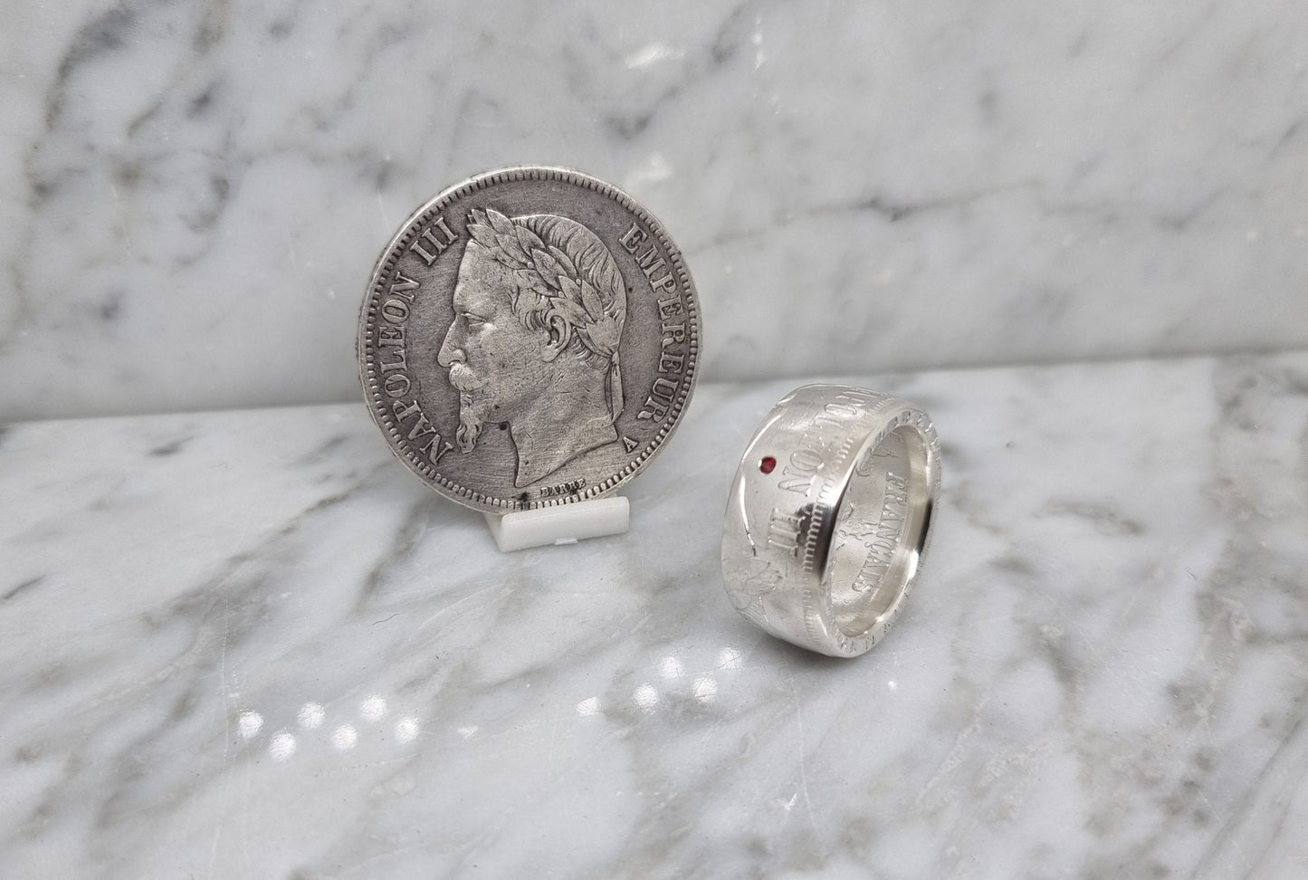 Bague pièce de monnaie 5 Francs Napoléon III visible en argent serti d'un rubis (coin ring)