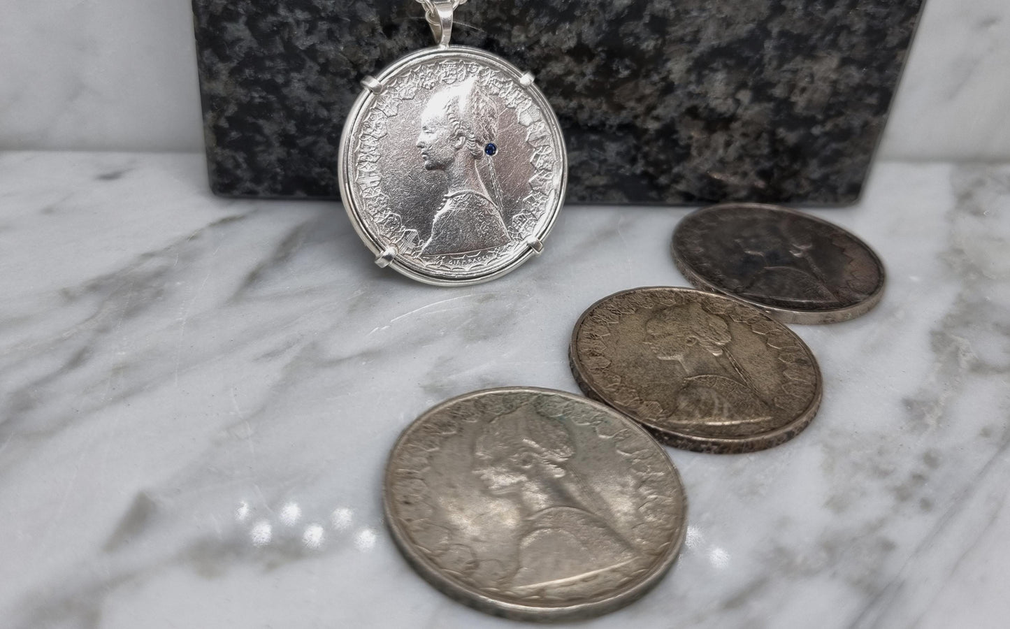 Pendentif pièce de monnaie 500 Lires Italie en argent fait main serti d'un saphir