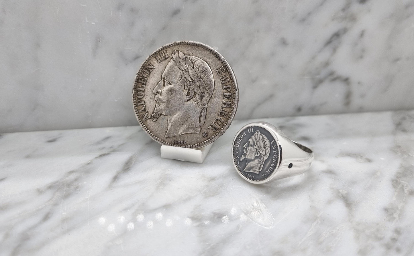 Chevalière massive pièce de monnaie 50 centimes Napoléon III en argent serti de deux saphirs (coin ring)